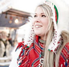 Tanja Nordfjäll jojkar tillsammans med spelmän