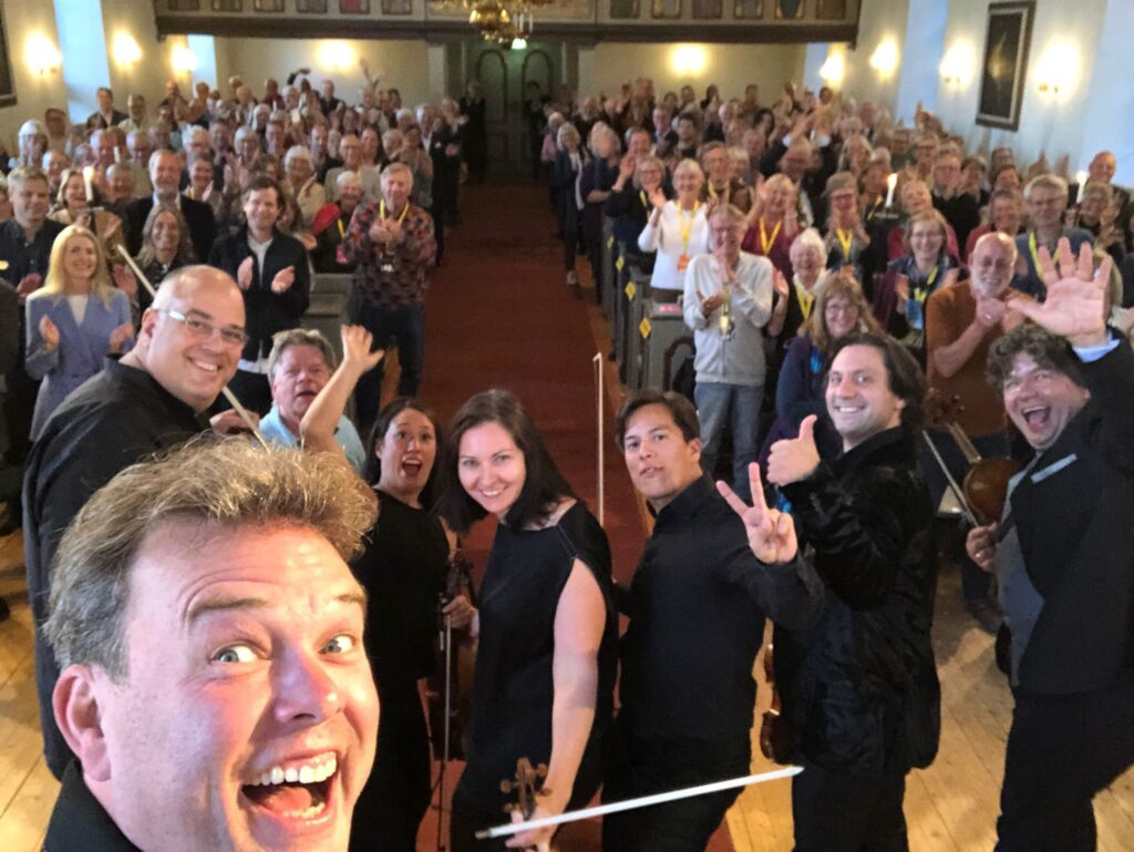 Musiker och publik efter konsert på Funäsfestivalen