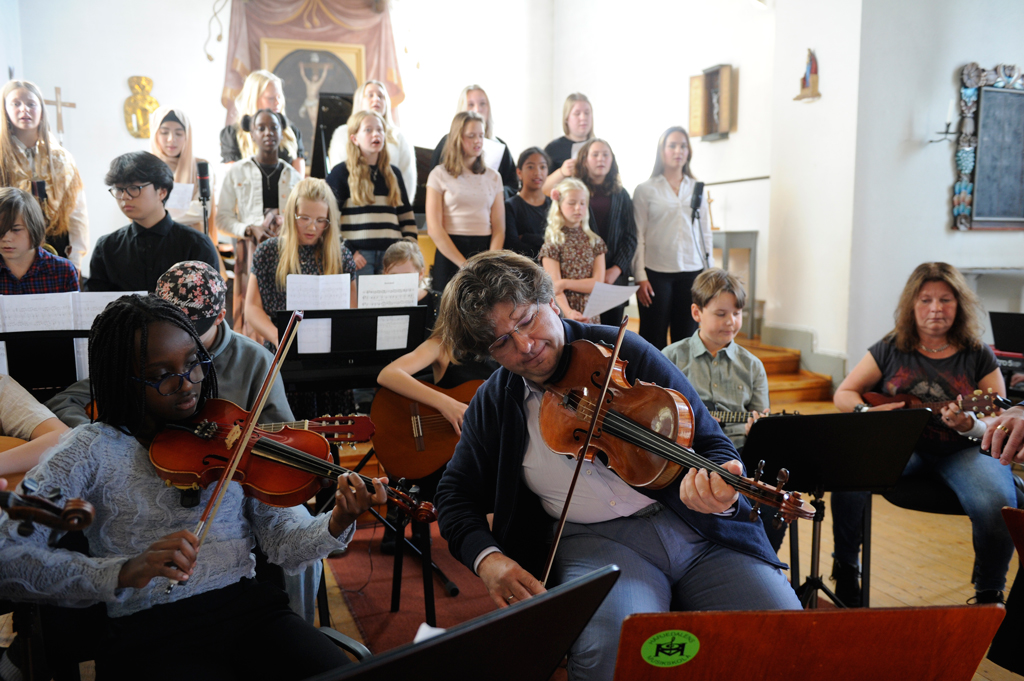 Musiker och kör under repetition i en kyrka