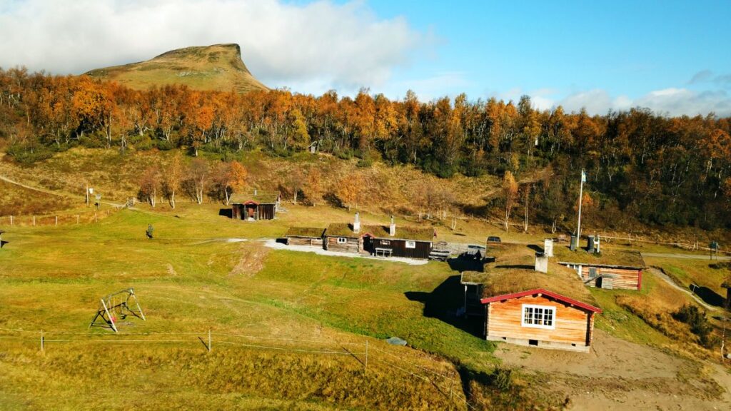 Djupdalsvallens våffelstuga i Funäsfjällen med höstlandskap och fjäll i bakgrunden